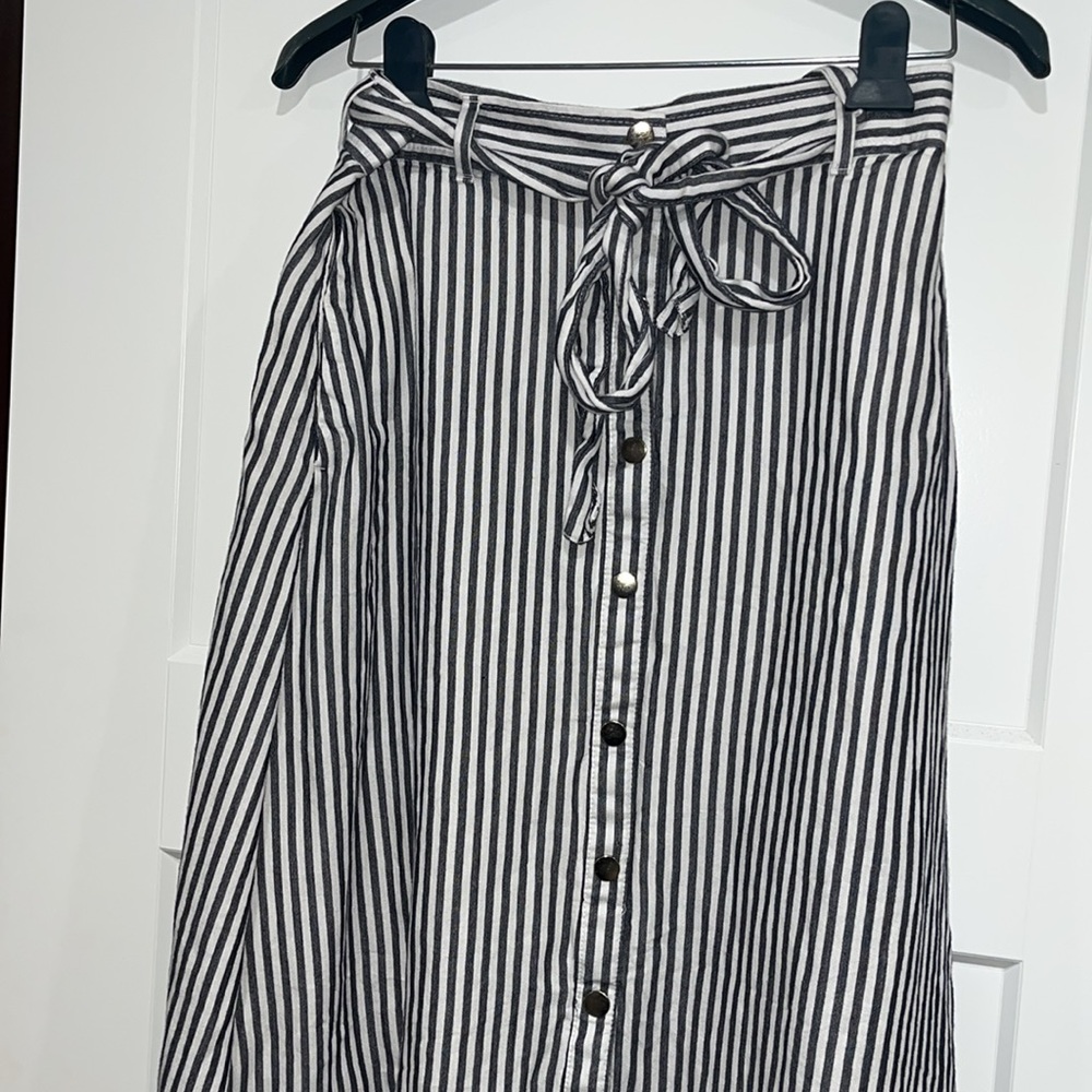 Button-up skirt with a belt - Picture 3 of 10